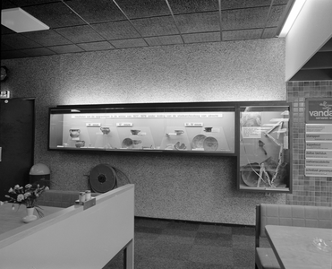 880202 Afbeelding van een vitrine met in de winter van 1977-1978 tijdens de verbouwing opgegraven voorwerpen, in het ...